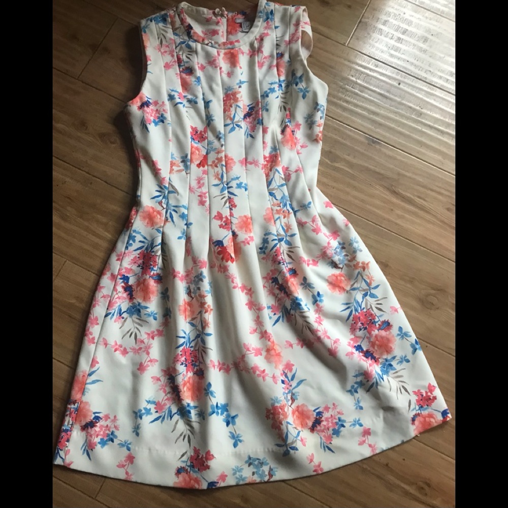 Really pretty size 8 Dress  floral white